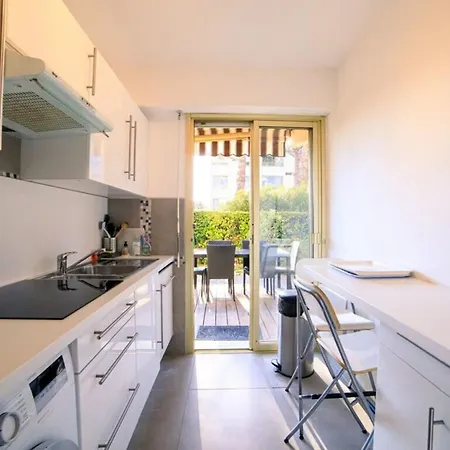 Cap Les Pins Furnished Flat *
